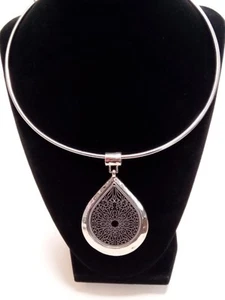 Halsband Halskette mit großem filigranem Anhänger silberfarben um 1946 - Bild 1 von 9