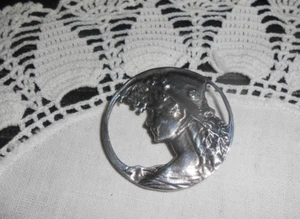 Vintage Sterlingsilber ausgeschnittene viktorianische Dame mit Motorhaubenpinsel/Pin - Bild 1 von 4