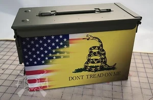Juego de calcomanías de vinilo caja de munición con bandera americana Gadsden par de pegatinas EE. UU. - Imagen 1 de 2