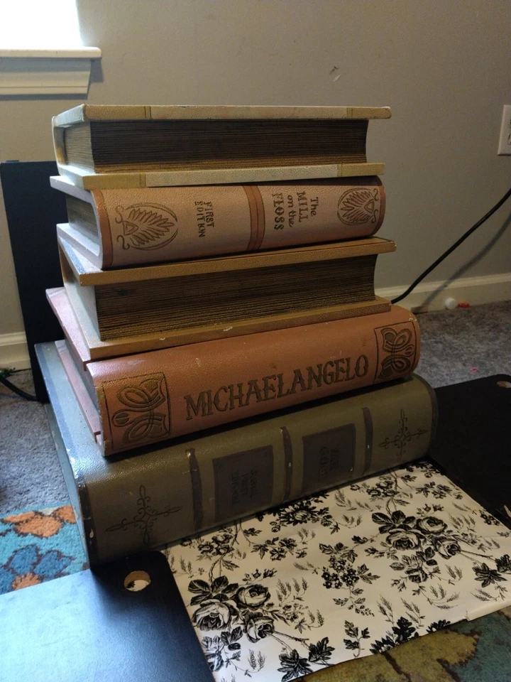 Старинный торцевой стол MAITLAND SMITH выглядит как стопка книг имеет 2 места для хранения - Изображение 1 из 4