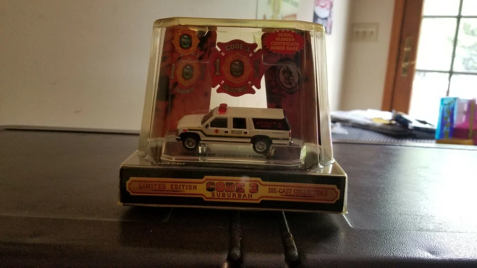 CODE 3 COLLECTIBLES METRO DADE FL BATTALION 5 1998 GMC SUBURBAN DOME