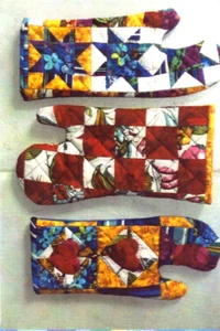 Peddlers of Danville "Love Handles" OVEN MITTS ~ Designed by Susie M Robbins - Picture 1 of 3