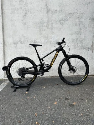 SANTA CRUZ 5010 5 CC X0 AXS 2024 Medium Gloss Black - Brand New Floor Model - Image 1 of 4