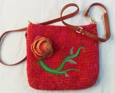 Cartera de fieltro de lana hecha a mano con correa bandolera ajustable Foto 1 de 4