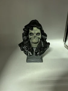 Spooky LED Skull Bust with Cape Battery Powered HALLOWEEN Decor CHIPPED READ - Picture 1 of 15