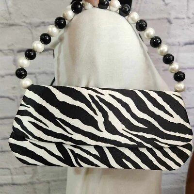 Cartera sin asas de colección con estampado de cebra con asa de perlas y cuentas negras Foto 1 de 4