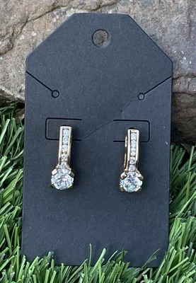 ✅ Brincos perfurados em tom de ouro 3/4" com strass transparente?  Zircão? ou vidro? - Imagem 1 de 4