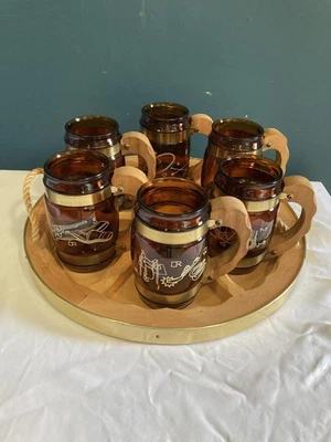 Juego de 7 tazas vaqueras vintage de vidrio ámbar con asas de madera y bandeja de rueda de carro Foto 1 de 4