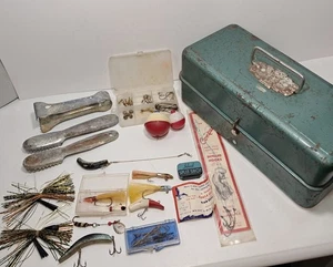 Scatola porta attrezzi vintage in metallo carica con vecchie esche e attrezzi - Foto 1 di 24
