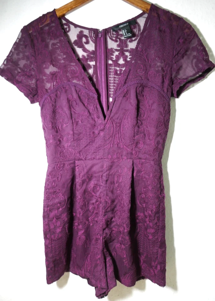 ❤️FOREVER 21 WEINROT / LILA JUMPSUIT GRÖßE S KURZARM RV-HINTEN SPITZE AUSSEN SÜß - Bild 1 von 4