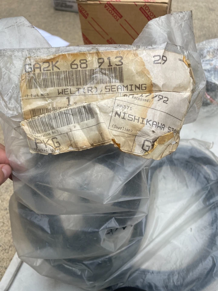 Ribete derecho genuino Mazda para Mazda 626 GA2K-68-913 GA2K68913A29 Foto 1 de 1