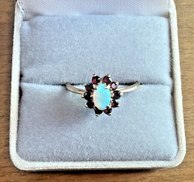 Anillo de oro amarillo de 10K ópalo y granate ovalado ópalo blanco con halo de rubí rojo, talla 7 Foto 1 de 4