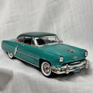 1952 Lincoln Capri Green 1:18 Diecast Road Signature - Picture 1 of 13