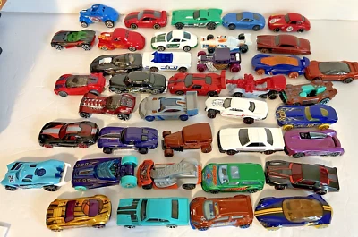 Gran lote de 38 autos Hot Wheels 2007 a 2015 con estuche rodante Hot Wheels Foto 1 de 4