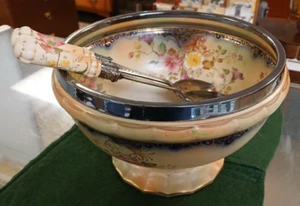 Antigua ensaladera con pedestal Carlton Blush Ware con cucharas para servir - Imagen 1 de 9