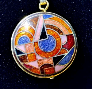 Colgante Vintage Estilo MMA Tono Dorado Redondo Cloisonne Mosaico Esmaltado con Cadena - Imagen 1 de 5