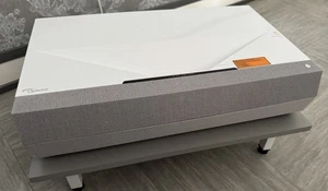Optoma CinemaX P2 4K HDR 3D Laser TV Beamer + 3D Brillen |Nur 368 Std| Neuwertig - Bild 1 von 9