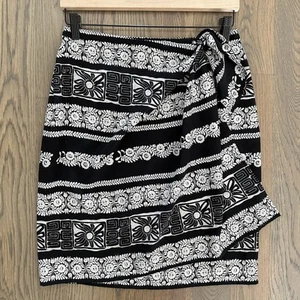 Neiman Marcus 100% Silk Printed Wrap Skirt in Black and White Size Medium - Picture 1 of 6