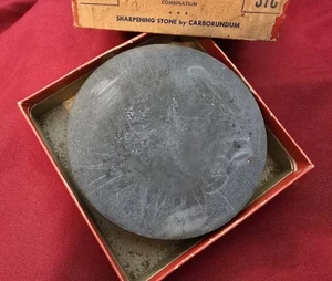 Piedra de afilar redonda marca Carborundum herramientas patrimoniales relojeras con caja #107 - Imagen 1 de 5