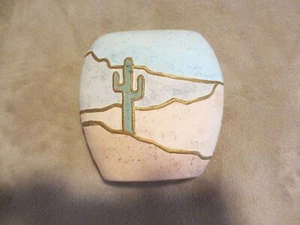 Jarrón de cerámica artesanal del suroeste con diseño de cactus en tono pastel y terroso - Imagen 1 de 3