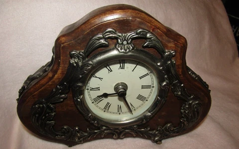 Uniquely designed India made quartz mantel clock in working condition Cover