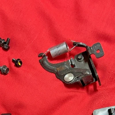 Оригинальная накладка защелки на багажник Nissan Maxima 2009–2014 годов выпуска 84620-9N00A от оригинального производителя - Изображение 1 из 3