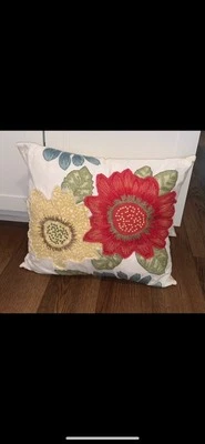 Almohada floral Pier One Imports 19x14 (retirada) flores bordadas Foto 1 de 4