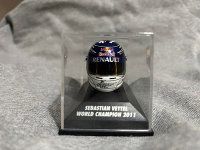 Sebastian Vettel 1:8 Helm Minichamps Japan 2011 Weltmeister - Bild 1 von 2