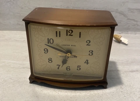 Vintage General Electric Alarm Clock Lighted Dial GE brown plastic Model 7280KA Cover