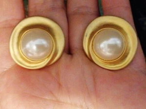 Vintage Gold Swirl Rim Faux Pearl Earrings Clip on - Picture 1 of 5