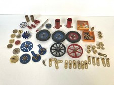 MECCANO ENSEMBLE DE PIECES DIVERSES, CHEMINEES, HELICES, ROUES... D'AVANT-GUERRE