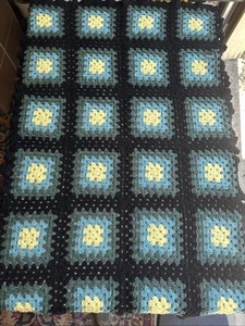 "Manta afgana Granny Square Throw negra y azul hecha a mano vintage 51"" X 32""" - Imagen 1 de 9
