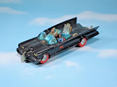 Batimóvil Corgi 267 1966 vintage con figuras de Batman y Robin - ruedas de murciélago rojo Foto 1 de 4
