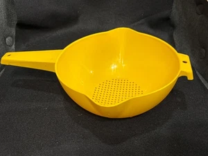 Colador colador vintage TUPPERWARE amarillo de 2 cuartos con mango #1523-8 - Imagen 1 de 6