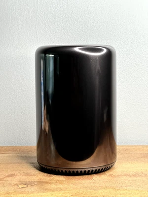 Apple A1481 Mac Pro (2013) QC Xeon E5-1680 V2 3GHz - 32GB - 256 SSD FirePro D300 - Image 1 of 4