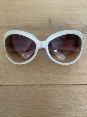 Gafas de sol Oliver People’s monturas envolventes marfil brillante con cristales. Como nuevo Foto 1 de 4