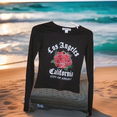 CAMISETA CROPPED MANGA COMPRIDA FEMININA CHARLOTTE RUSSE "LOS ANGELES CITY OF ANGELS" - Imagem 1 de 4