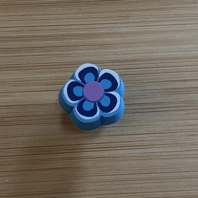 Crocs Jibbitz Azul Púrpura Blanco Flor Margarita Zapato Dije Foto 1 de 3