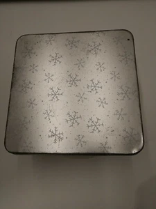 SILBERFARBENE QUADRATISCHE SCHNEEFLOCKEN ZINNTRENNER GOLDFARBENES LAMETTA & FOLIENNESTER VINTAGE - Bild 1 von 8