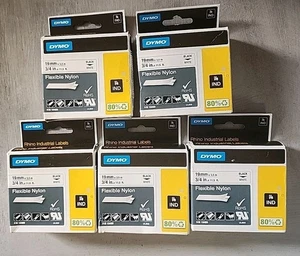 Nuovo Lotto 5 Nastro Etichetta Nylon Flessibile Dymo 18489 Rhino - 3/4 In X 11,5 Ft - Foto 1 di 6