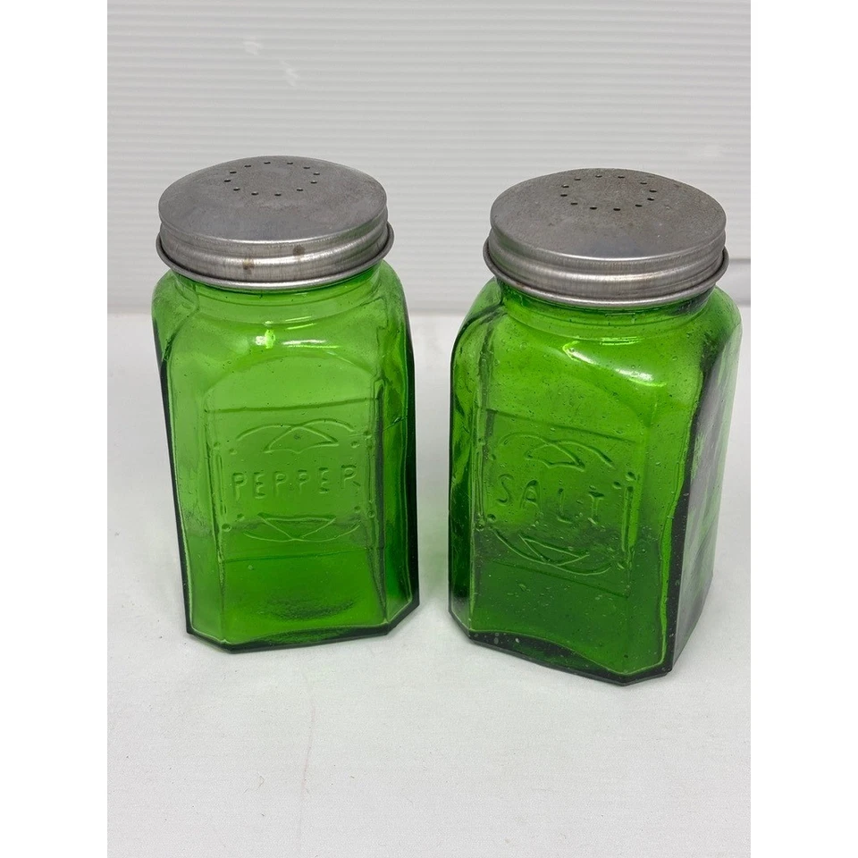 Salero pimentero de vidrio verde estilo vintage tapas metálicas etiqueta en relieve Foto 1 de 4