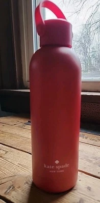 Botella de agua Kate Spade, aislada, acero inoxidable, 16 oz, roja Foto 1 de 4