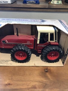 International Harvester IH 3588 2+2 4WD Tractor White Cab NIB 1:16 Ertl NiceBox - Picture 1 of 2