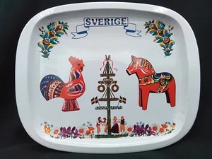 SCHWEDEN SOUVENIR SCHMUCK TABLETT SKANDINAVISCHE GEIGER PFERD HAHN TÄNZER - Bild 1 von 13
