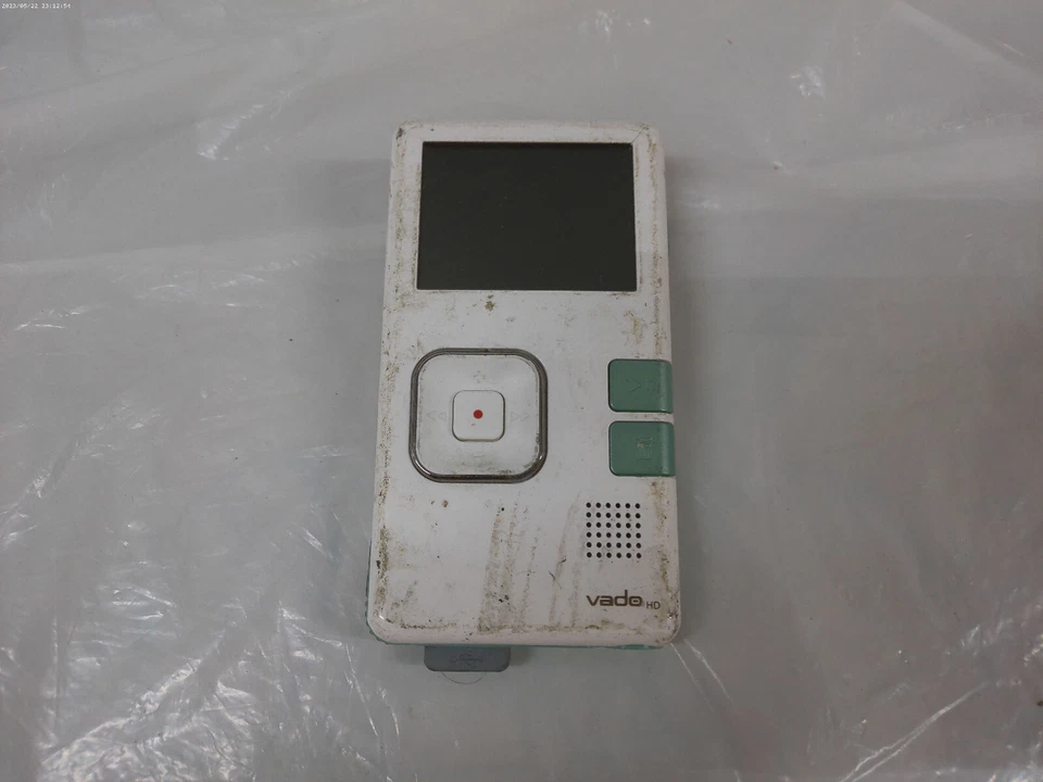 reative Labs Vado HD 4 GB Pocket Video Camcorder, 2nd Generation (White Gloss ) - Image 1 of 4