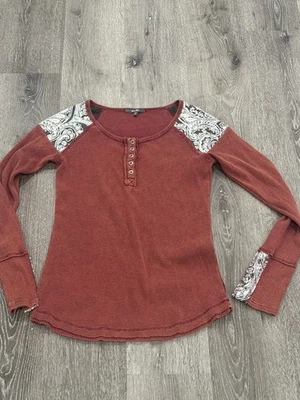 Top térmico Miss Me mangas con estampado de encaje rojo óxido talla mediana estilo Henley para mujer Foto 1 de 4