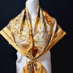 RARE VINTAGE HERMES Silk Scarf "Casse Noisette" Carre 90 by Antoine De Jacquelot - Picture 1 of 15