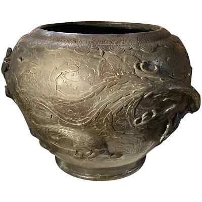 Jardinera grande redonda Meiji de bronce patinado con decoración de pájaros Foto 1 de 4