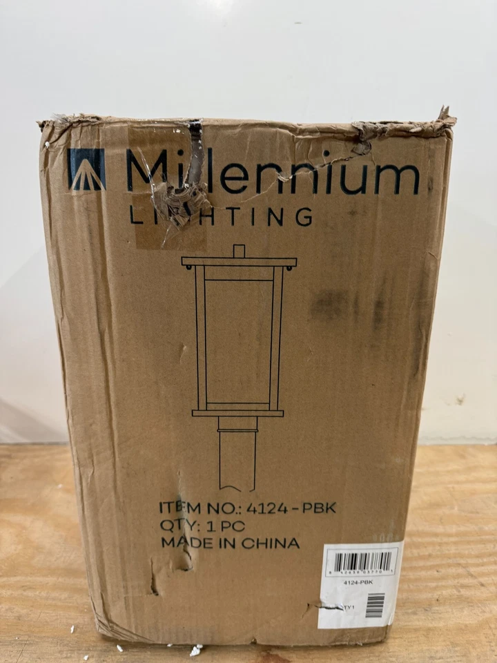 Millennium Lighting 4124-PBK Bowton luz de poste externa, revestimento em pó preto *USADO* - Imagem 1 de 4