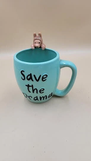 222 QUINTA TAZA DE CERÁMICA CON BABY LAMA ASOMÁNDOSE POR ENCIMA DEL BORDE MT/NUBE PINTADA Y 3D Foto 1 de 4